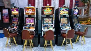 Live dealer table at kingbet189 showing blackjack game with professional studio setup